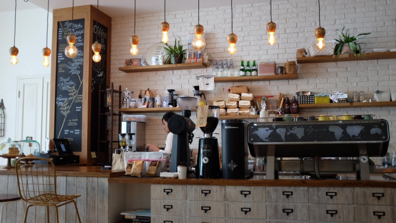 boutique-MONTAUROUX-min_coffee_shop_light_cafe_coffee_shop-32620